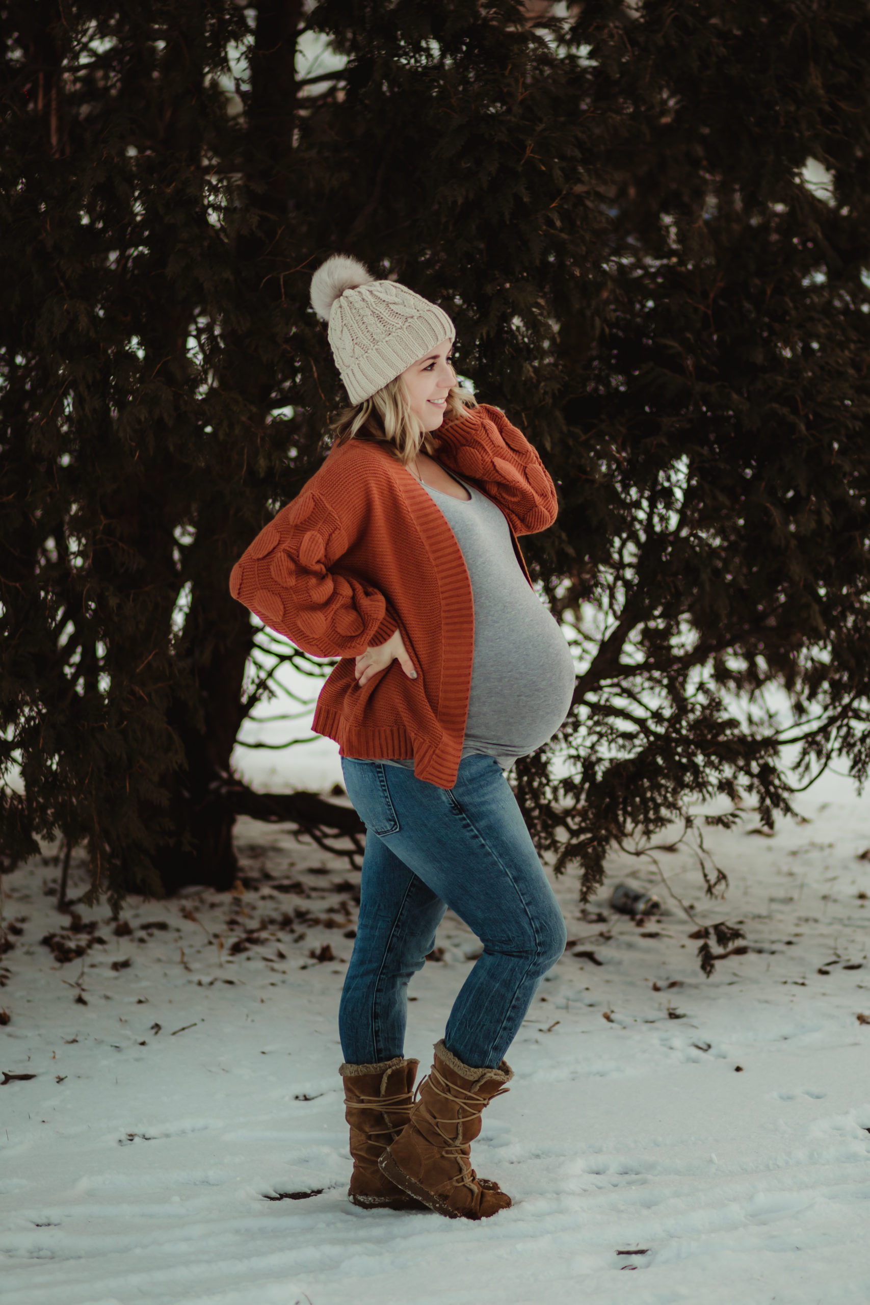Beautiful winter casual maternity session in Green Bay